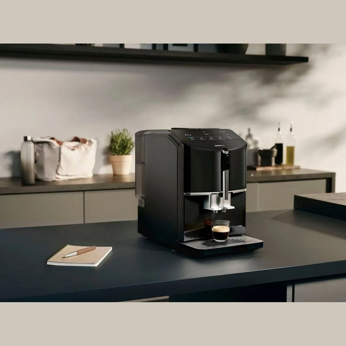 SIEMENS EQ.300 TF301E19 Kaffeevollautomat, OneTouch-Funktion, Keramikmahlwerk, beleuchtete Sensortasten 2