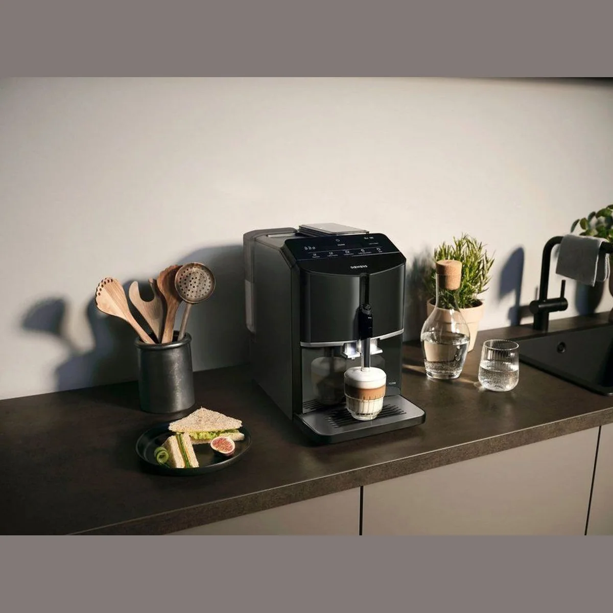 SIEMENS EQ.300 TF301E19 Kaffeevollautomat, OneTouch-Funktion, Keramikmahlwerk, beleuchtete Sensortasten 3